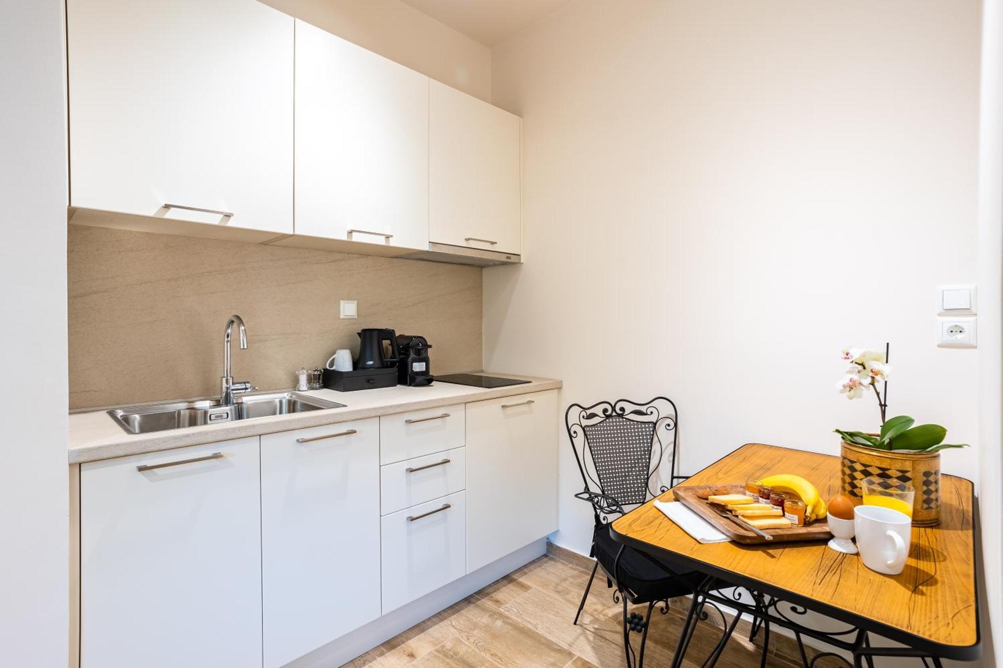 Villy'S Comfort Zone Apartments Kalamata Ngoại thất bức ảnh